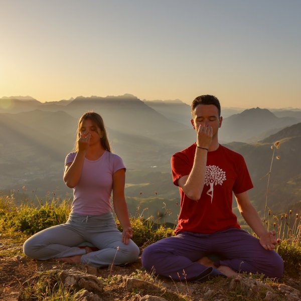 Pranayama am Sonnenuntergang in den Alpen