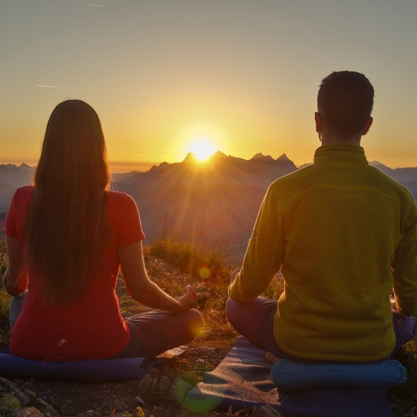 meditation beim sonnenuntergang 600x600 1