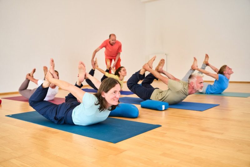 yogastunde-bogen Yogastellung Bogen