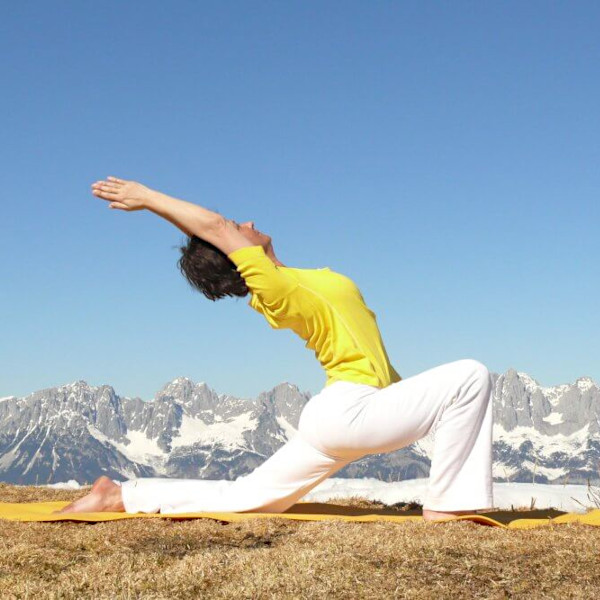 Yoga-Halbmond in den Alpen